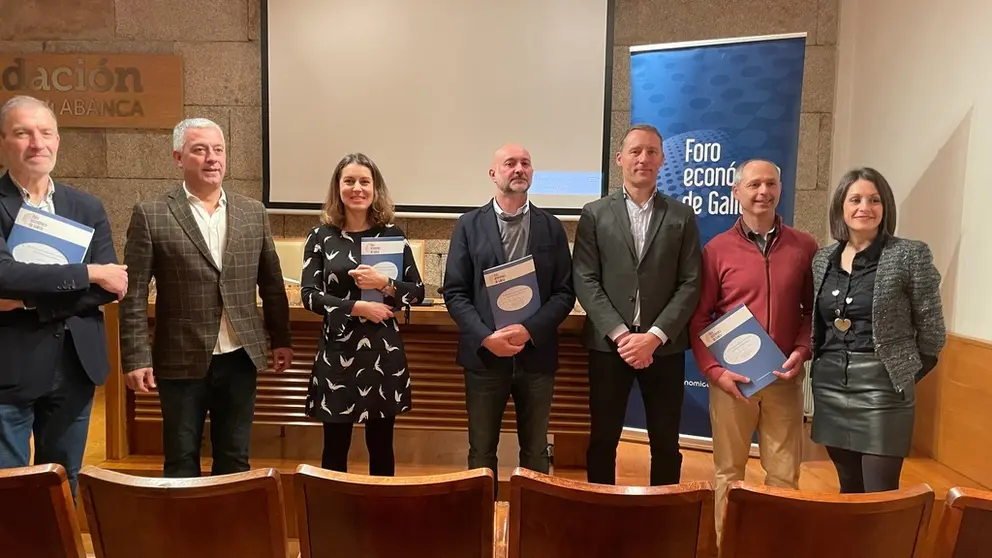 Os autores do informe sobre tecnolox&iacute;as ling&uuml;&iacute;sticas presentado en Santiago.