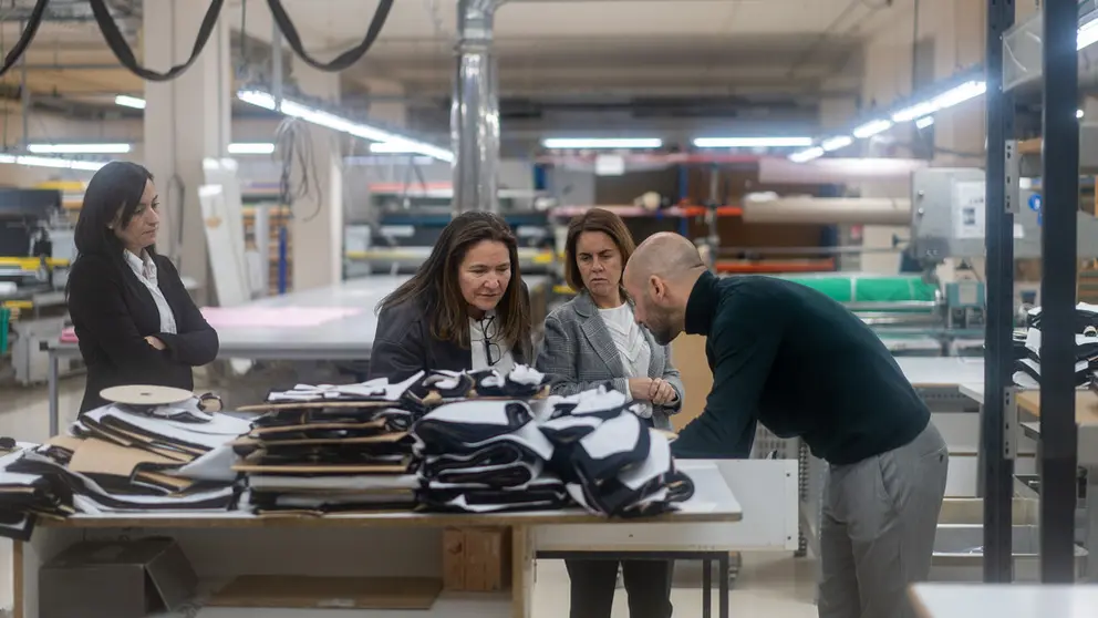 La directora de la Axencia Galega de Innovaci&oacute;n, Patricia Argerey, y la  delegada de la Xunta en Vigo, Ana Ortiz, conocieron los planes de innovaci&oacute;n de la firma Selmark.