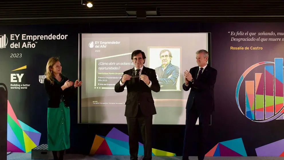 Marta Fern&aacute;ndez Curr&aacute;s, socia directora de EY en Galicia, Jos&eacute; Enrique Pereira, presidente de Grupo Pereira, y Alfonso Rueda, presidente de la Xunta de Galicia,