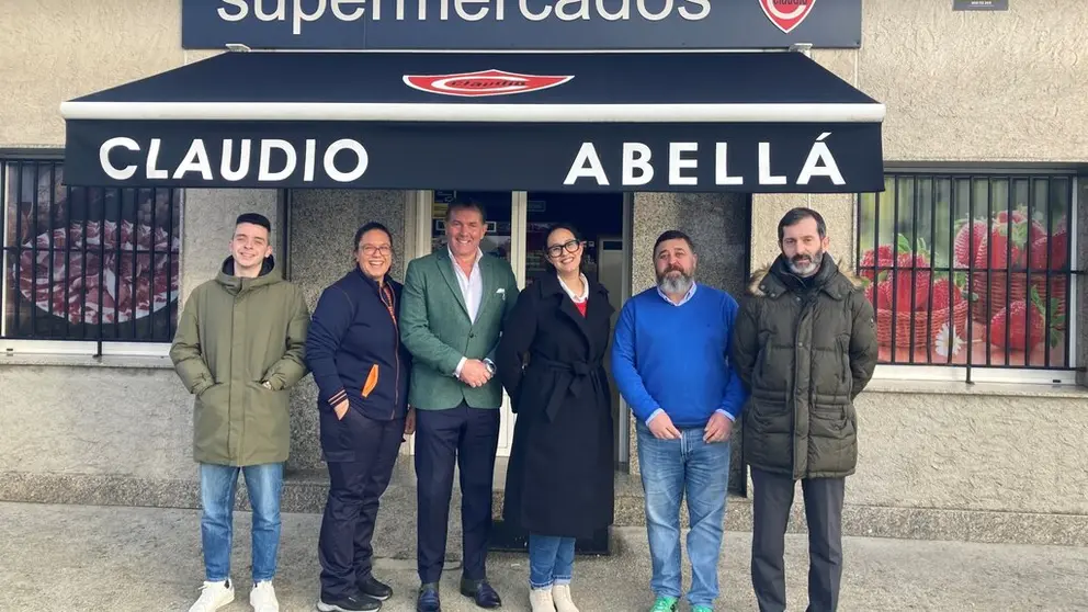 La responsable del nuevo Claudio de Frades junto a responsables de Gadisa Retail.