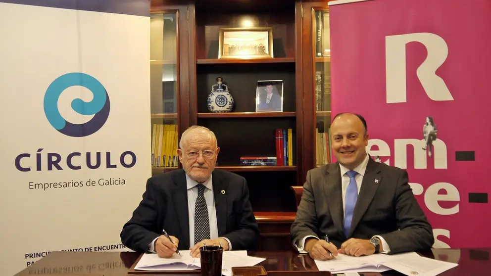 Manuel Rodr&iacute;guez, presidente del C&iacute;rculo de Empresarios de Galicia, y Alfredo Ramos, director de R, durante la firma del convenio.