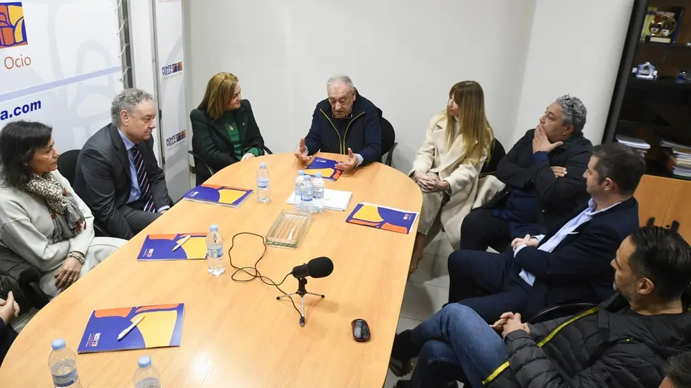 La conselleira Elena Rivo (3&ordf; por la izq.) con un grupo de comerciantes del CC Ponte Vella, en Ourense.