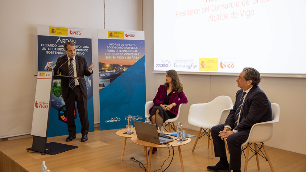 El presidente de Zona Franca de Vigo, Abel Caballero, la vocal sustituta del Delegado del EStado en el Consorcio, Ana Isabel Mej&iacute;as y el presidente de la asociaci&oacute;n Conxemar, Eloy