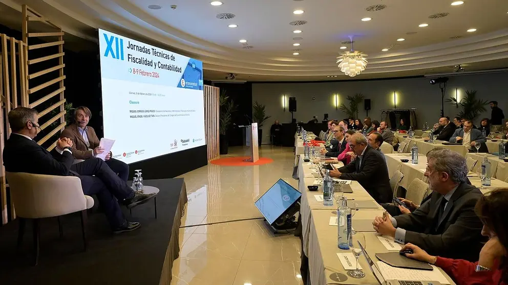 El conselleiro de Facenda e Administraci&oacute;n P&uacute;blica, Miguel Corgos, junto al decano del Colegio de Economistas de A Coru&ntilde;a, Miguel V&aacute;zquez Ta&iacute;n, en la clausura de la 12&ordf; edici&oacute;n de las Jornadas