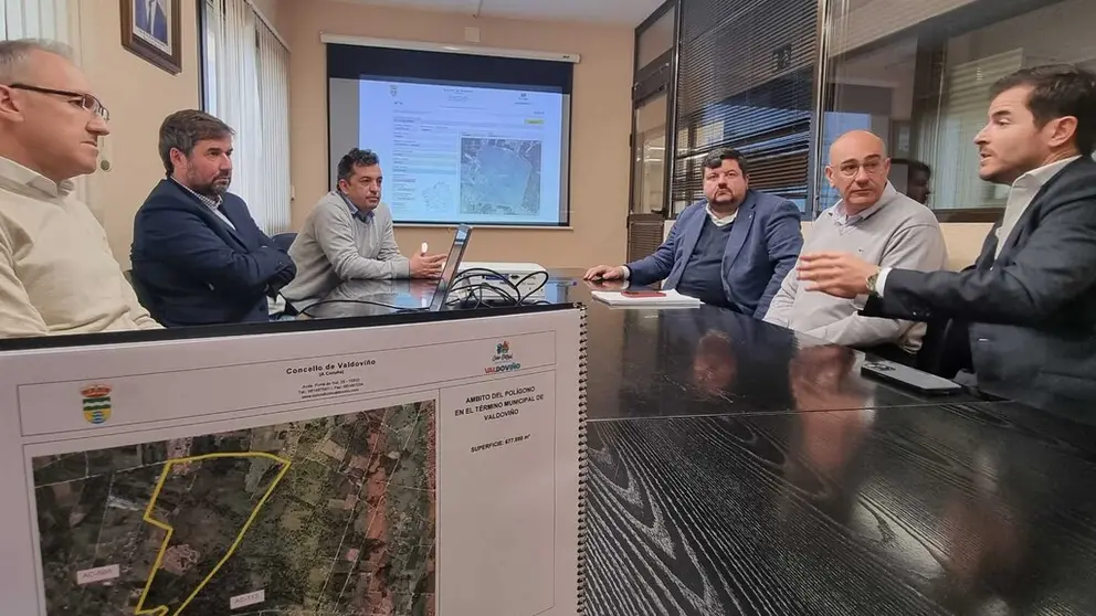 Reuni&oacute;n do alcalde de Valdovi&ntilde;o con representantes de Cofer.