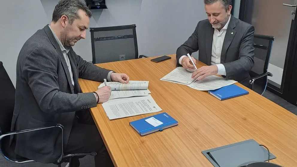 Sinatura do convenio entre o  CPEIG e Abanca.