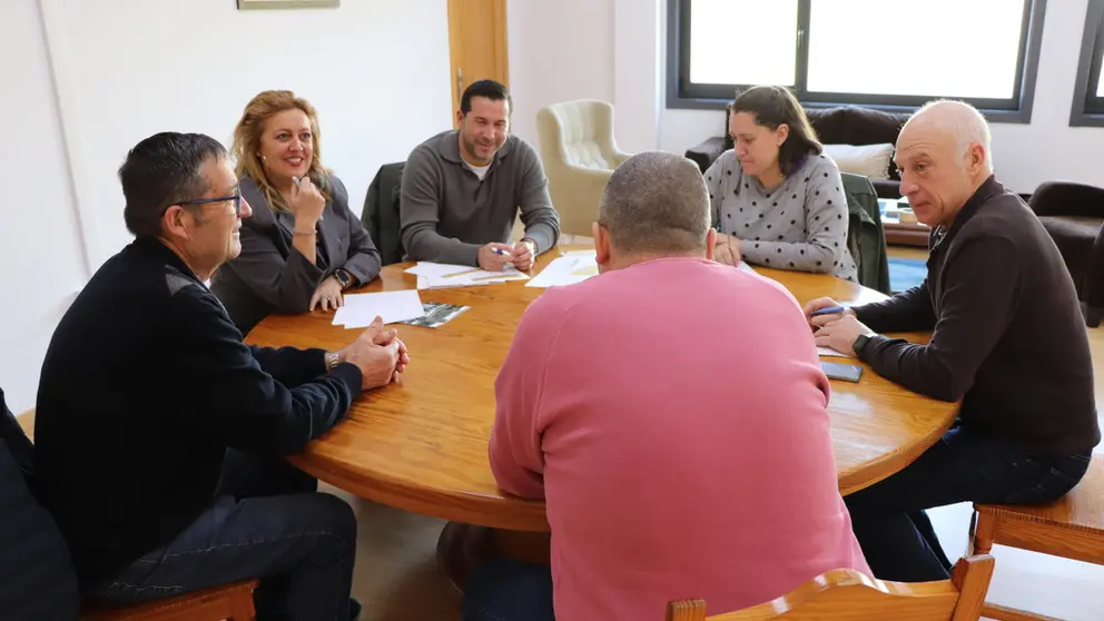 Reuni&oacute;n dela gernete de SEA, beatriz Sestayo, con representantes del ayuntamiento de Catoira.