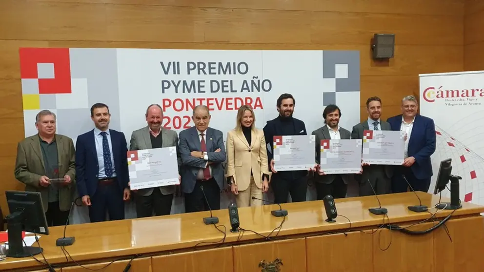 Foto de familia de los Premiados en la edici&oacute;n de 2023 por la C&aacute;mara de Pontevedra.