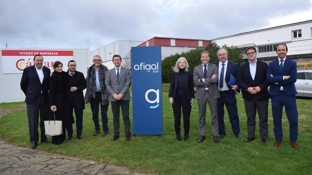 Autoridades en la inauguraci&oacute;n de la delegaci&oacute;n de Afigal en Carballo.