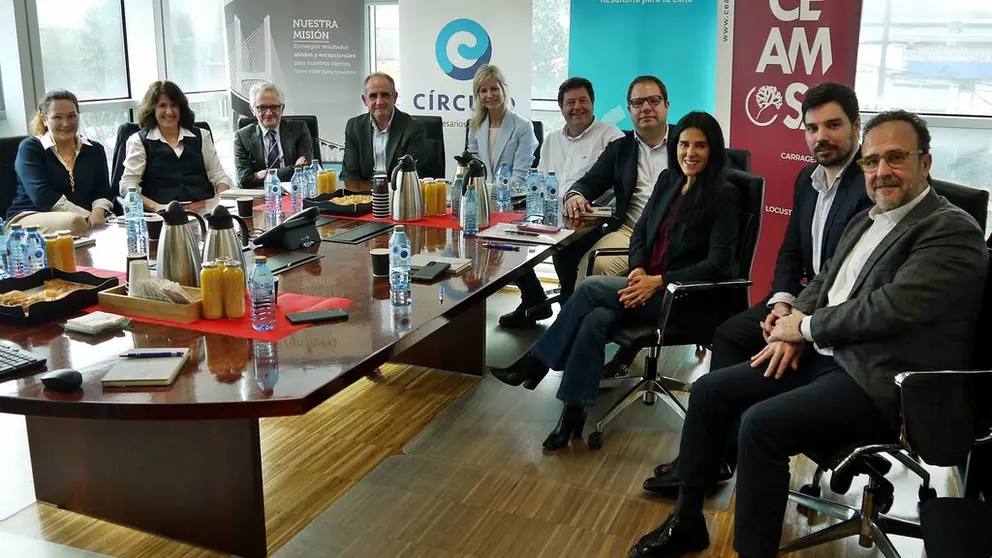 Catalina Fern&aacute;ndez (Hifas da Terra), Eva Ortiz (Eimskip), Luis Moreno (CTAG), Andr&eacute;s Alonso (Improven), Mar&iacute;a Borr&aacute;s (C&iacute;rculo), &Iacute;&ntilde;igo Alzuelta, presidente de CEAMSA; Ricardo Garc&iacute;a Qu&iacute;lez (Improven), Lupe Murillo (Pescamar), Julio Fern&aacute;ndez (Cofrico) y Jes&uacute;s Su&aacute;rez (Improven), participaron en el encuentro.