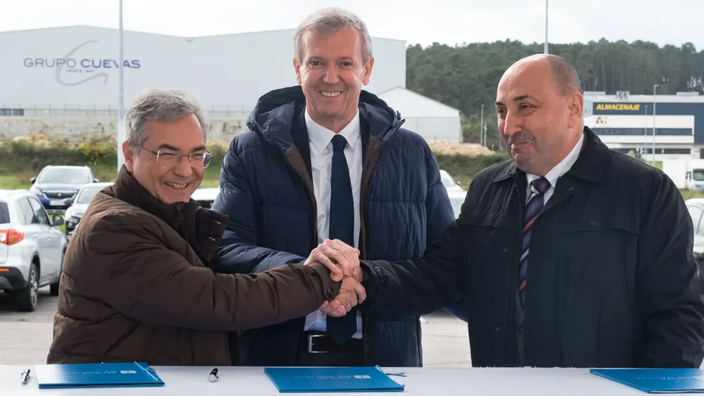El presidente de la Diputaci&oacute;n de Ourense, Luis Menor, el presidente de la Xunta en funciones, Alfonso Rueda, y el presidente de la Asociaci&oacute;n de Empresarios del Pol&iacute;gono de San Cibrao, Jos&eacute;  Antonio Rodr&iacute;guez./D.CABEZ&Oacute;N. XUNTA.