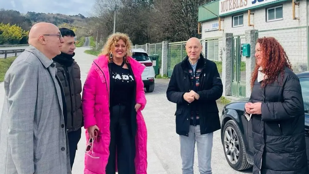 El alcalde de Barbad&aacute;s, Xos&eacute; Carlos Valc&aacute;rcel (izq.) y la gerente de SEA, Beatriz Sestayo (centro) junto a t&eacute;cnicos de SEA y otros miembros del Gobierno municipal.