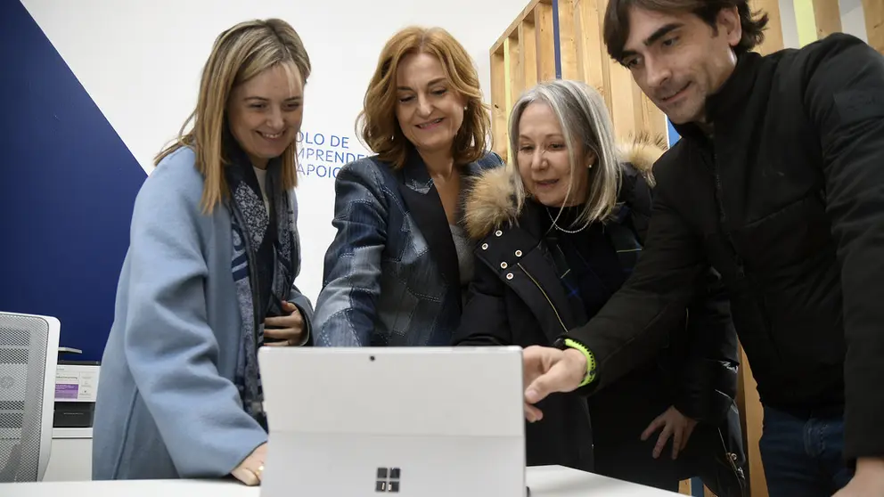 Elena Rivo (2&ordf; por la izq.), conselleira de Promoci&oacute;n de Emprego e Igualdade, en la inauguraci&oacute;n del polo de emprendimiento de Ba&ntilde;os de Molgas.