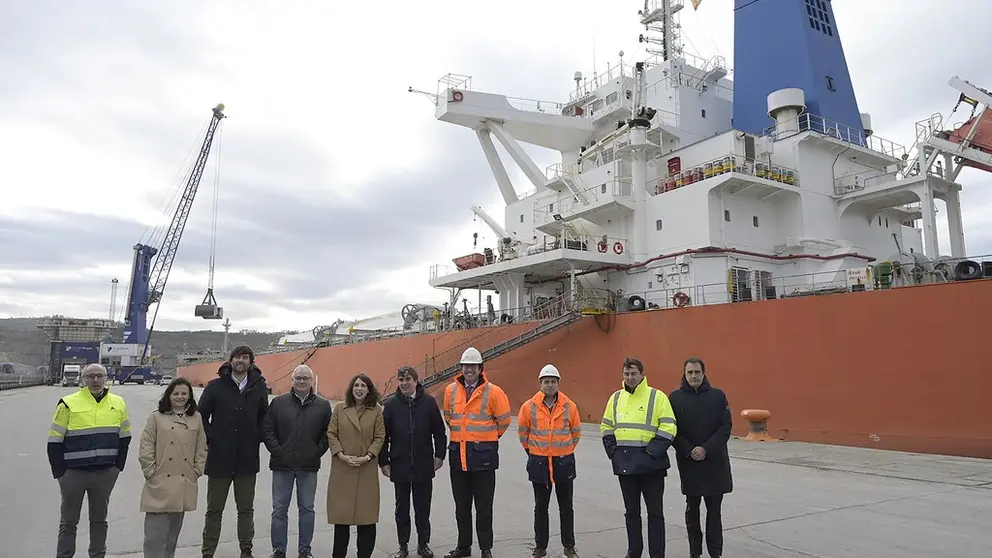 Autoridades frente al Pyxis Ocean&rdquo;, primer buque granelero del mundo que navega con propulsi&oacute;n e&oacute;lica,.