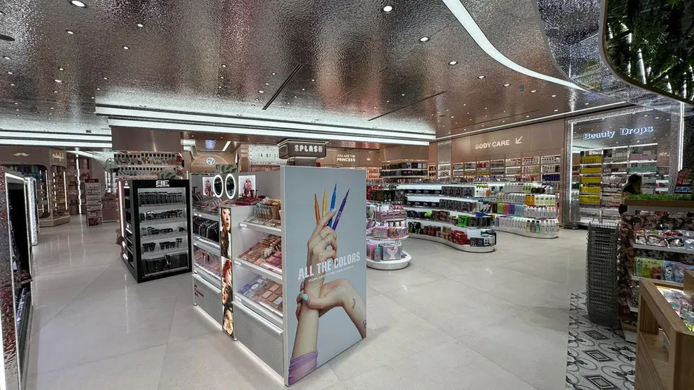 Interior de la nueva tienda de Primor en A Coru&ntilde;a.