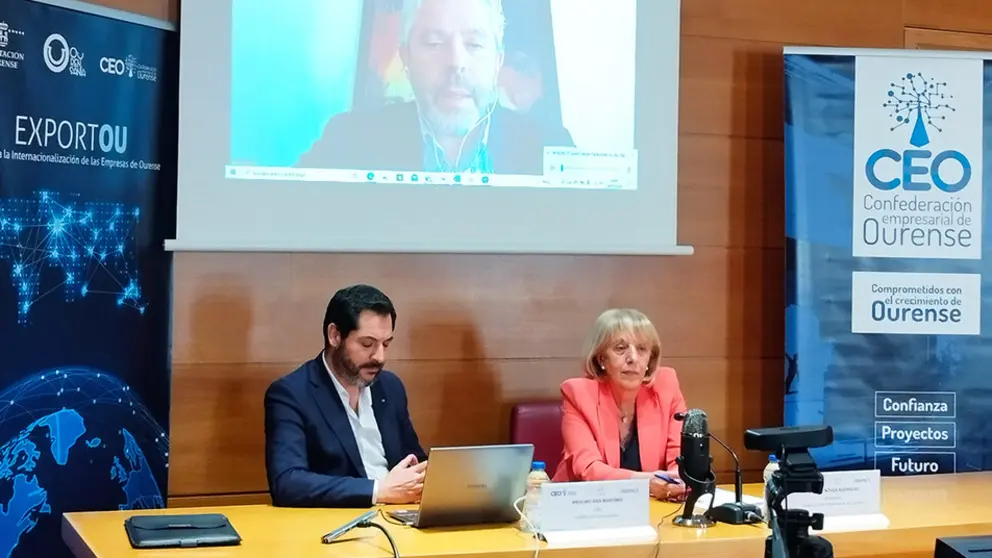 El ponente, acompa&ntilde;ado de la presidenta de la CEO, Marisol Novoa.