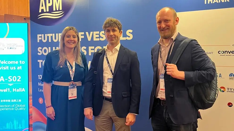 La representante de Asime con representantes de la empresa Ibercisa en feria APM Singapur.