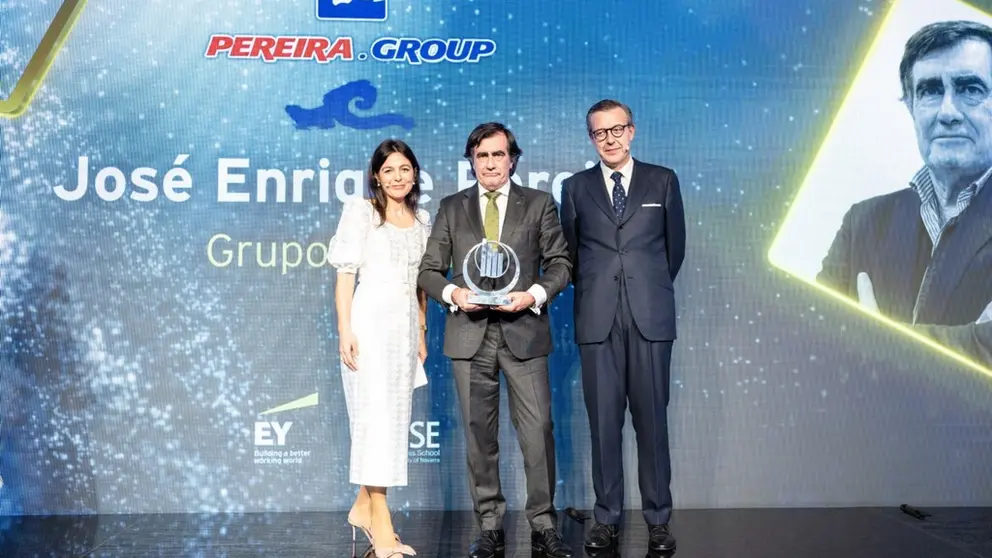 Jos&eacute; Enrique Pereira, presidente del Grupo Pereira (centro) recibi&oacute; el Premio Emprendedor del A&ntilde;o de EY 2023, en la categor&iacute;a de Emprendedor Social.