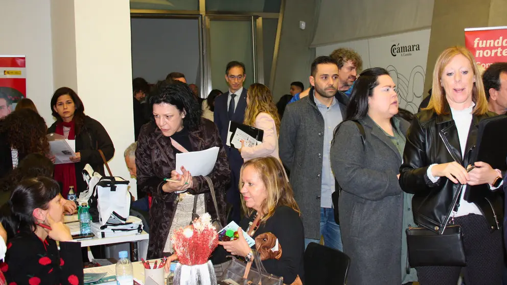 Asistentes a la I Feria de Empleo S&eacute;nior de la C&aacute;mara de A Coru&ntilde;a.