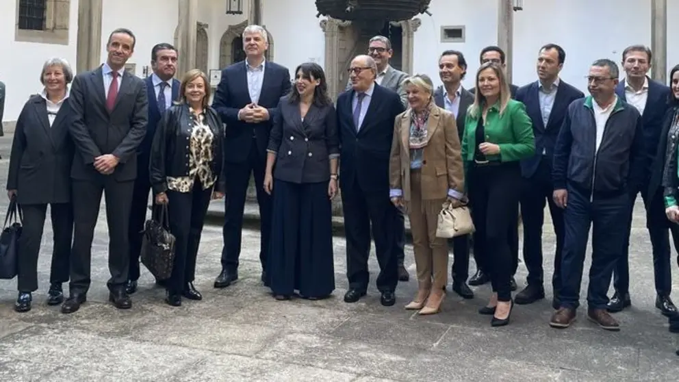 La conselleira de Econom&iacute;a Mar&iacute;a Jes&uacute;s Lorenzan con diversos representantes del Foro Econ&oacute;mico de Galicia.