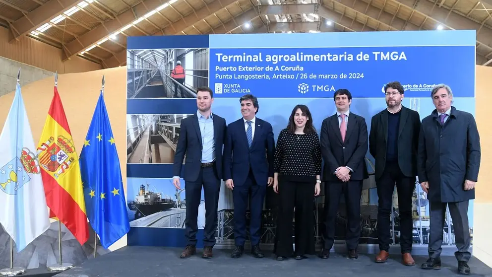 Autoridades y representantes de la empresa en el acto de inauguraci&oacute;n de TMGA en el Puerto Exterior de A Coru&ntilde;a.