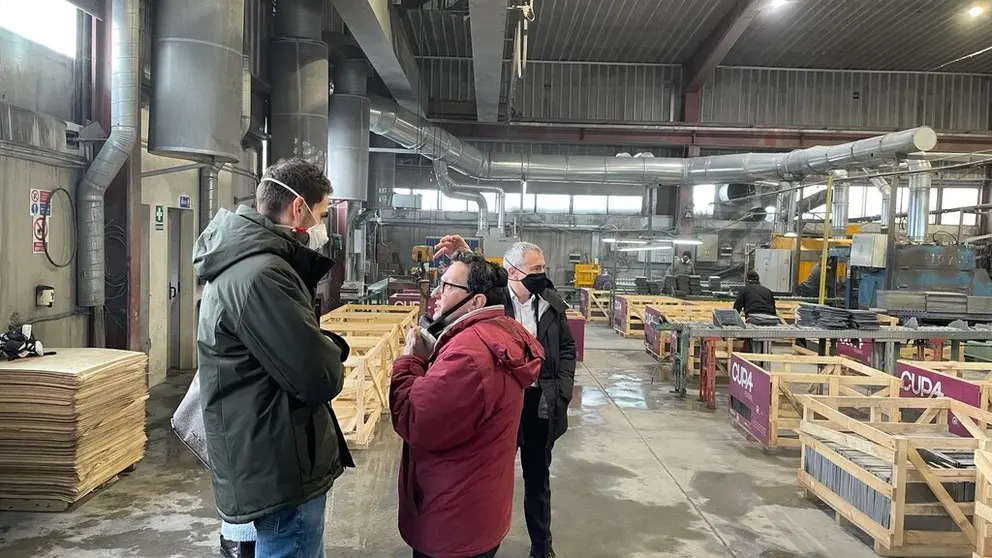 El director xeral de Planificaci&oacute;n Enerx&eacute;tica e Recursos Naturais, Pablo Fern&aacute;ndez Vila (izq.) en las instalaciones de Pizarras O Cortello, del grupo Cupa.