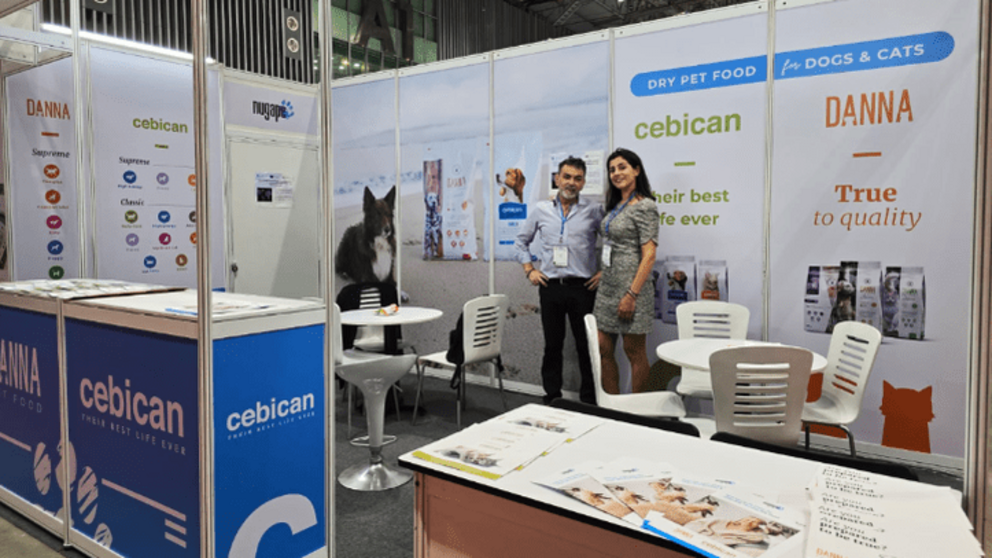 Carlos P&eacute;rez, CEO de Nugape, y Estefan&iacute;a Nogueira, miembro del equipo de Exportaci&oacute;n, en la feria internacional Pet Fair Vietnam.