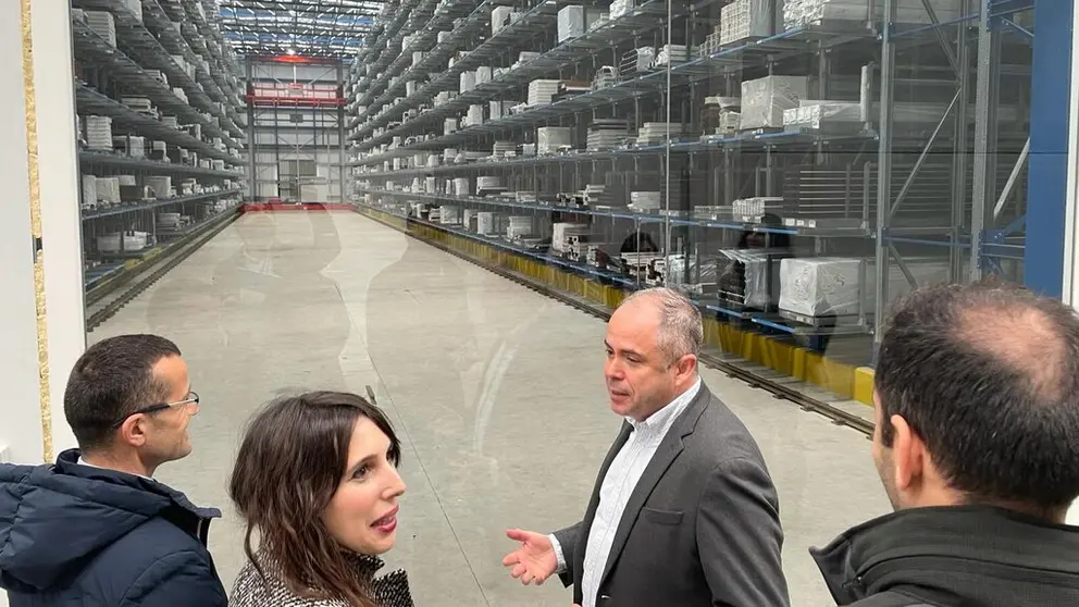 La conselleira Mar&iacute;a Jes&uacute;s Lorenzana visit&oacute; las instalaciones de Torres Gol&aacute;n y TCM Cancela en Tordoia.