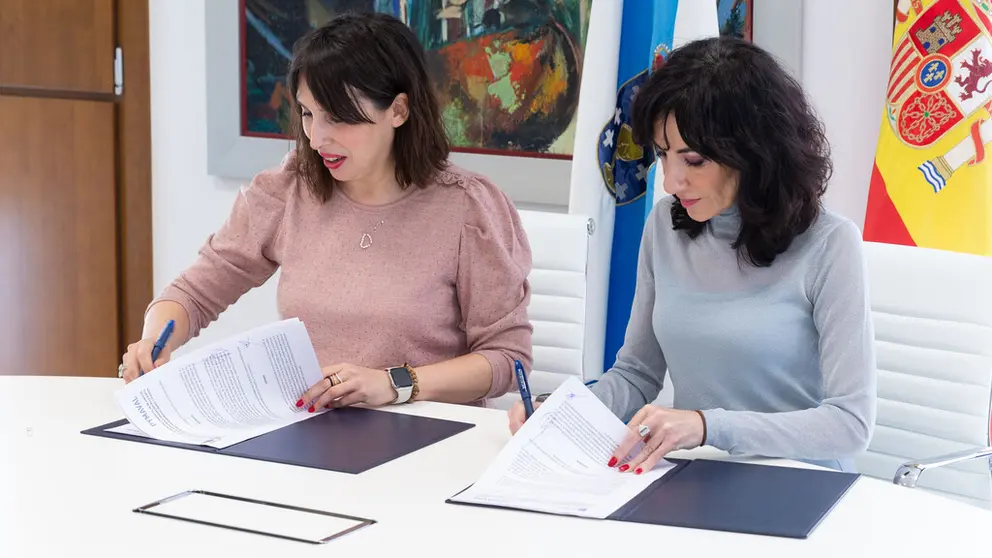 La conselleira de Econom&iacute;a, Industria e Innovaci&oacute;n en funciones, Mar&iacute;a Jes&uacute;s Lorenzana, y la consejera delegada de Pymar, Almudena L&oacute;pez del Pozo, firmando la adendal convenio que regula el Fondo de Garant&iacute;as Navales./CEDIDA XUNTA.