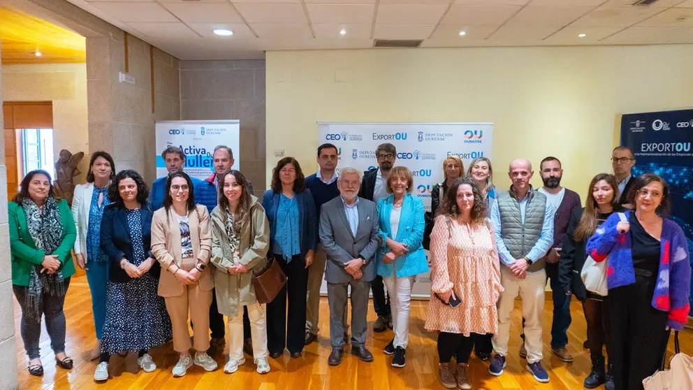 Los presidentes del Inorde y la CEO  (centro) con representantes de las empresas que participan en ExportOUSostible.