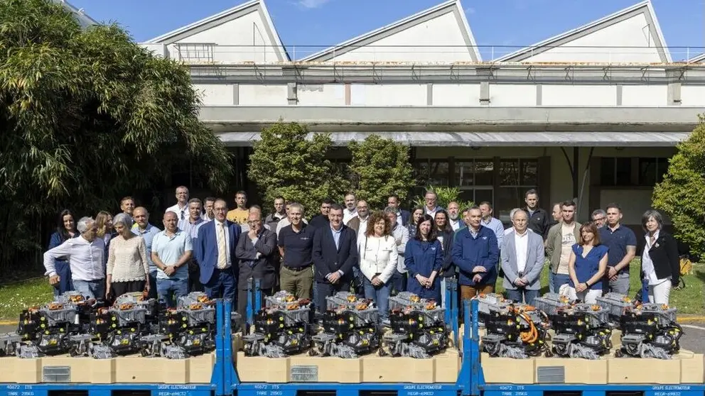 El director de Stellantis Vigo, Ignacio Bueno, y el conselleiro de Educaci&oacute;n, FP e Universidade, Rom&aacute;n Rodr&iacute;guez, junto a directivos de FP y los 16  motores el&eacute;ctricos donados, en la f&aacute;brica de Bala&iacute;dos.