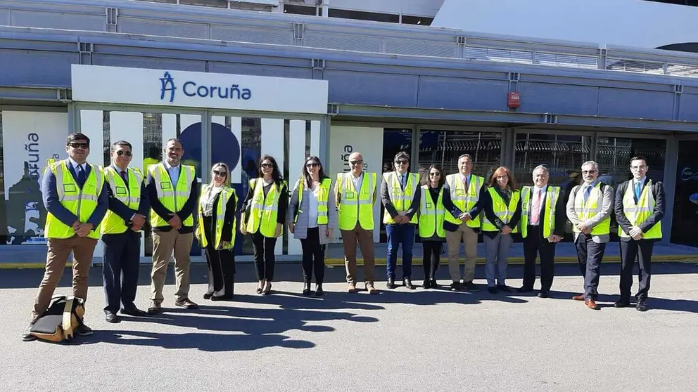 Delegaci&oacute;n chilena en un momento de su visita al Puerto de A Coru&ntilde;a.