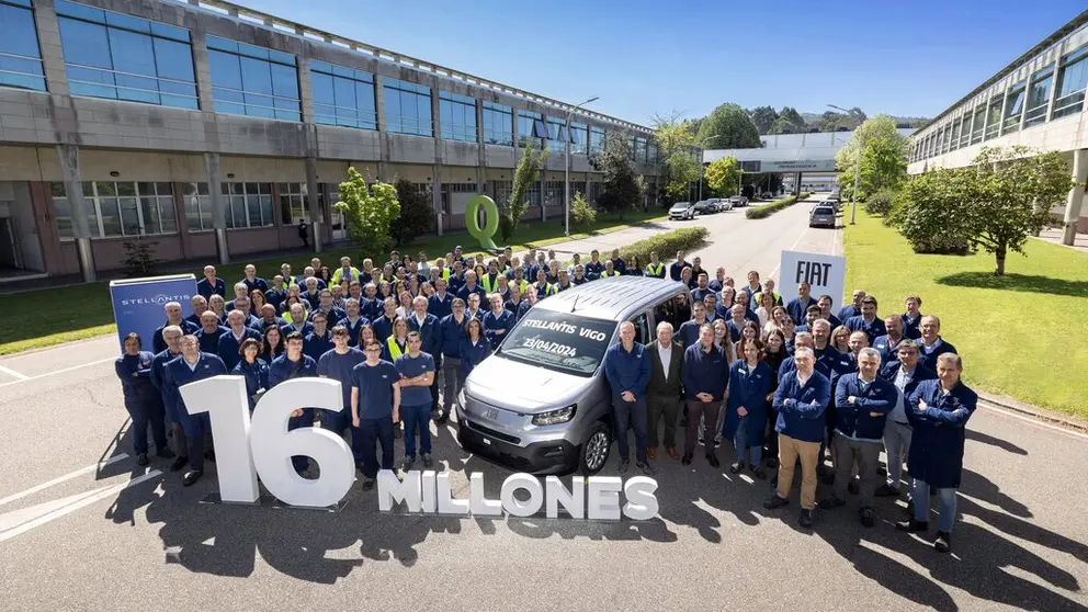 Direcci&oacute;n y trabajadores de Stellantis Vigo se hicieron una foto con el Fiat E-Dobl&ograve; que es el veh&iacute;culo 16 millones que se fabrica en la planta viguesa./CEDIDA.