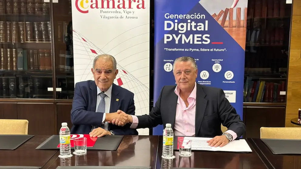 El presidente de la C&aacute;mara, Jos&eacute; Garc&iacute;a Costas, y el de Cesuga y ef Business School, Venancio Salcines, en el acto de firma del convenio.