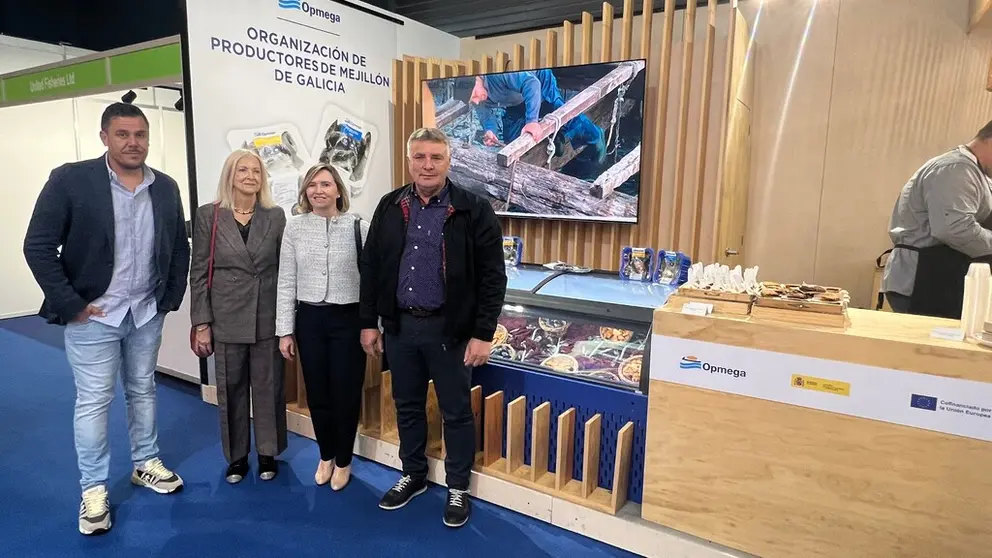 La la secretaria general de Pesca, Isabel Artime, y la directora general de Ordenaci&oacute;n Pesquera y Acuicultura, Aurora de Blas, en el stand de Opmega en Seafood Barcelona.