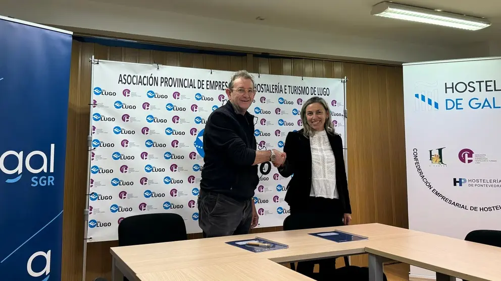 El presidente de los hosteleros de Lugo,, Jos&eacute; Francisco Real Castro, y la vicepresidenta primera de Afigal, Pilar N&uacute;&ntilde;ez-Torr&oacute;n firmaron el convenio.
