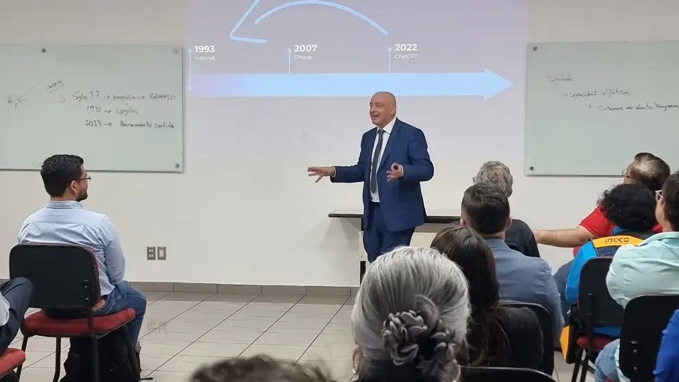 David M. Calduch impartir&aacute; el impartir&aacute; el curso "Potencia
tus ventas con IA: herramientas avanzadas para el &eacute;xito comercial" en Feuga.