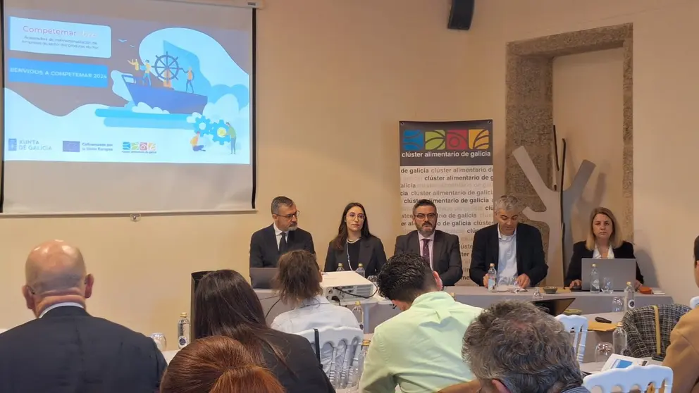 Antonio de la Cruz, socio director de EOSA; Ana Santorum, responsable do programa Competemar en Clusaga;  Antonio Basanta, director xeral de Pesca, Acuicultura e Innovaci&oacute;n Tecnol&oacute;xica; Roberto Alonso, director de Clusaga; e Ana D&iacute;az-Becerra, socia fundadora e directora de Noroex.
