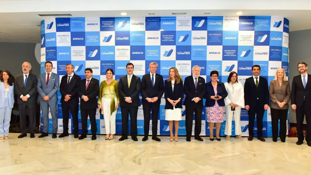 Foto de autoridades y galardonados con las medallas Anfaco-Cecopesca./CEDIDA ANFACO.