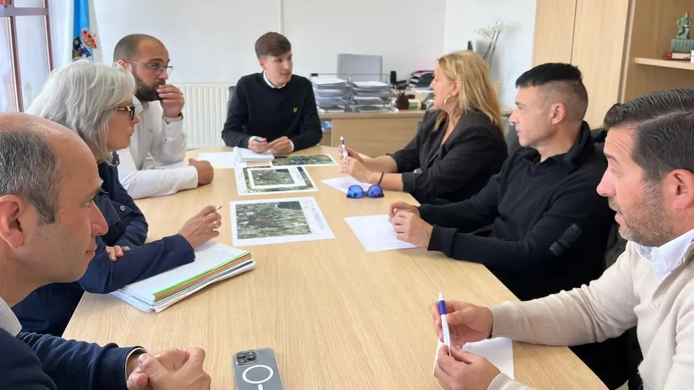 Reuni&oacute;n de la gerente de SEA, Beatriz Sestayo, y su equipo, con el alcalde de Ribeira, Luis P&eacute;rez.