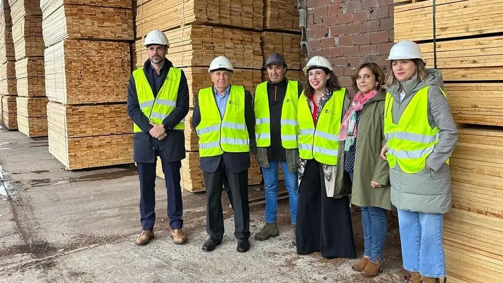 A conselleira de Econom&iacute;a e Industria, Mar&iacute;a Jes&uacute;s Lorenzana (3&ordf; pola der.) no Serradoiro de Tuiriz, en Pant&oacute;n./CEDIDA XUNTA.