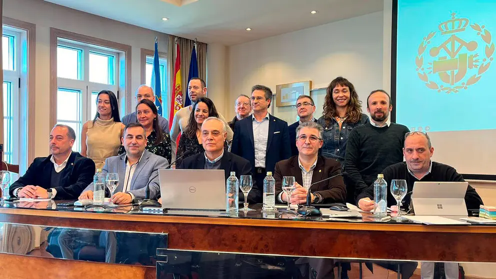 Integrantes del jurado de los Premios Galicia de Industria y Energ&iacute;a 2024 en la junta general del ICOIIG.