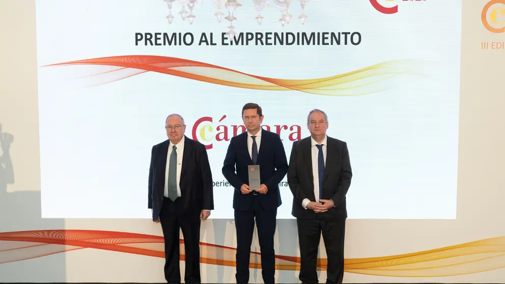 El director general de la C&aacute;mara de A Coru&ntilde;a, Manuel Galdo, entre el presidente de la C&aacute;mara de Espa&ntilde;a, Jos&eacute; Luis Bonet, y el ministro de Industria, Jordi Hereu.