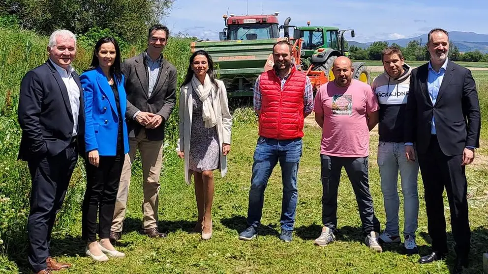 El director territorial de ABANCA en Ourense, Rub&eacute;n Saavedra (derecha), el director de ABANCA Agro, Jes&uacute;s Combarro (tercero por la izquierda) y el equipo comercial del banco en A Limia realizaron una visita a la zona de regad&iacute;os acompa&ntilde;ados por miembros de la comunidad de regantes,