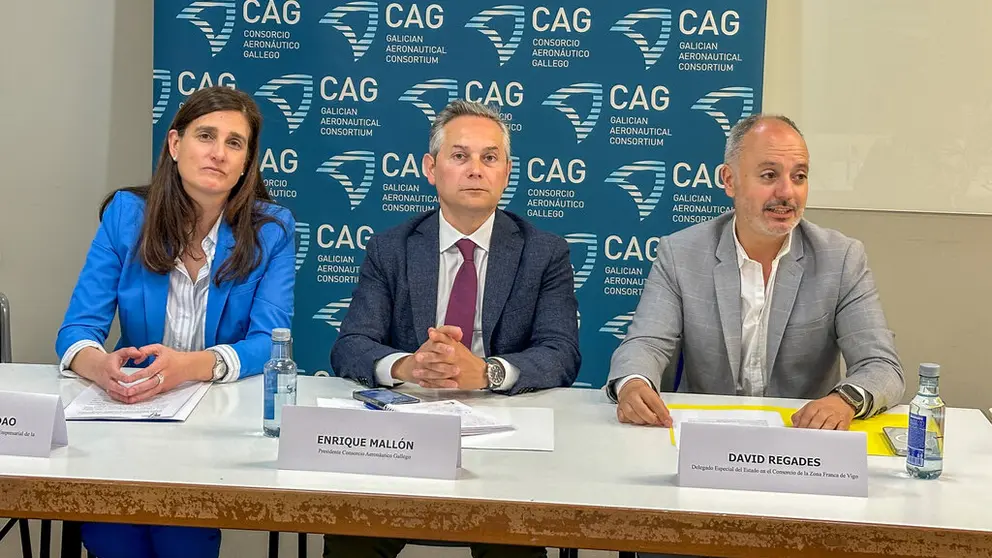 La directora xeral de Estratexia Industrial e Solo Empresarial, Margarita Ardao, el presidente del CAG, Enrique Mallon y el delegado del CZFV, David Regades. en la clausura de la asamblea general.
