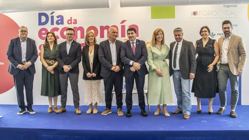 Miembros de ForoEsGal y autoridades en la celebraci&oacute;n del D&iacute;a de la Econom&iacute;a Social en Santiago.
